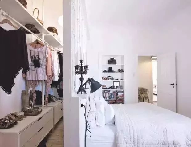   如果嫌麻煩，可以不用做隔墻，床頭本身就可以當成隔斷，這種不完全封閉的衣帽間，在光線不錯的情況下，還能把衣帽間作為展示區域。
